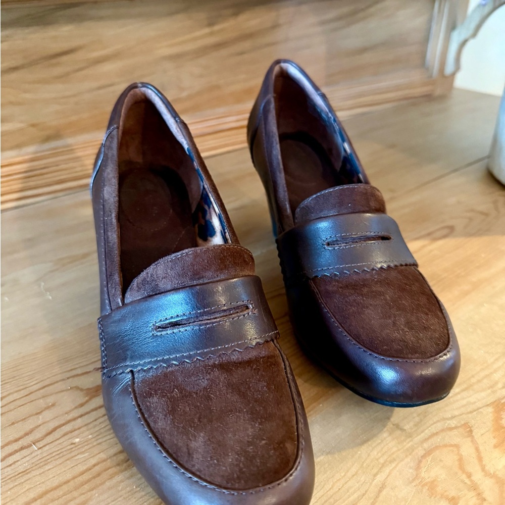 Clarks Bendables Brown Suede & Leather 2.5” Heels 7.5M